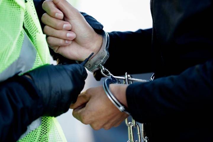 Acusan en Texas a joven por intentar impedir el arresto de un inmigrante indocumentado