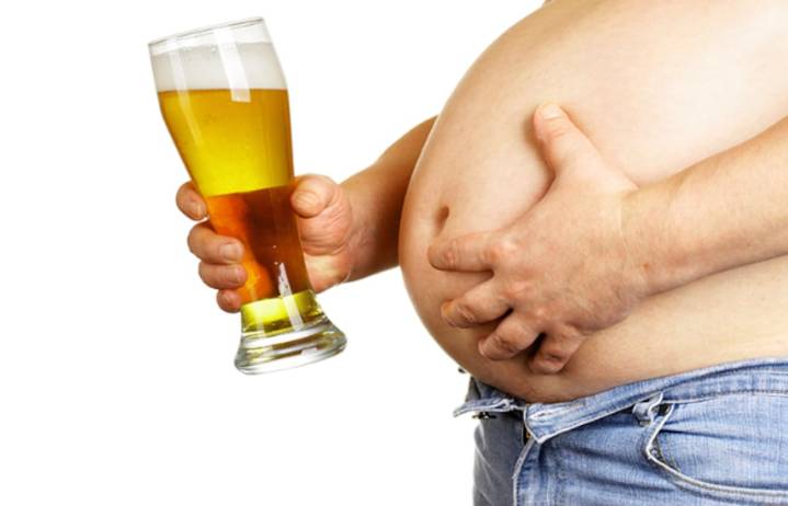 "Altera el sueño". Un especialista reveló si consumir alcohol fija o no las grasas en el cuerpo
