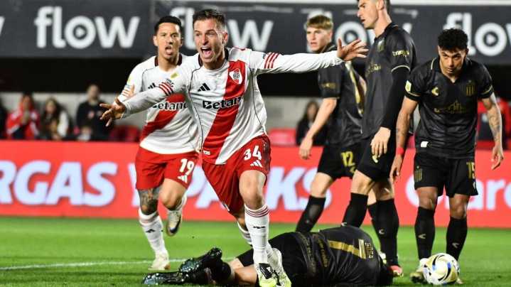 Con diez hombres, River le ganó a Estudiantes y llega en alza a los cuartos con Palmeiras