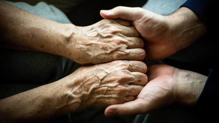 Aislamiento social, causa y consecuencia del alzhéimer que agrava su avance: "Se encerró más y más"