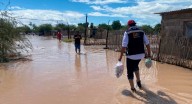 Encharcamientos y un derrumbe deja paso de ‘Lorena’ en Bahía de Kino, llevan apoyo a familias afectadas