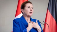 La primera ministra danesa acusa a Sánchez de "aplaudir a los gamberros" y censura las protestas propalestinas en la Vuelta