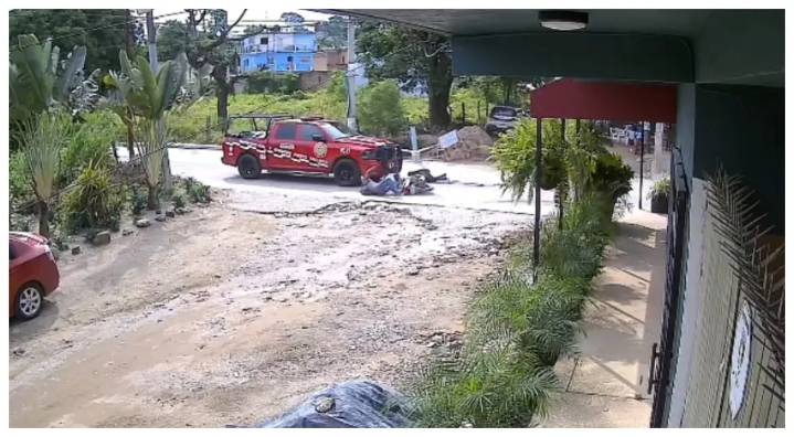 Motociclista atropella a mujer y choca contra unidad de Bomberos en Ixtapa, Puerto Vallarta