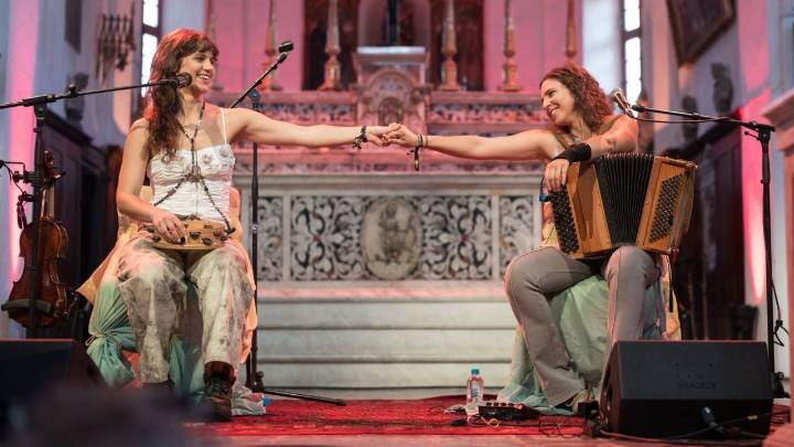 Cae unha cornixa na actuación de Caamaño & Ameixeiras en Córcega: «Rompemos a catedral»