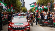 El Israel-Premier Tech descarta la retirada pese a otra protesta en Laredo: "Vamos a seguir en carrera"
