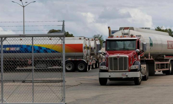 Texas ordena a la policía estatal hacer cumplir requisitos de inglés para camioneros