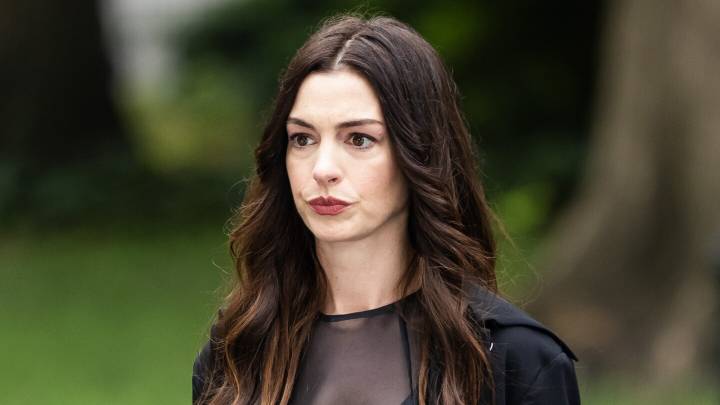 Anne Hathaway detiene una pelea entre paparazzis durante el rodaje de The Devil Wears Prada 2 en Nueva York
