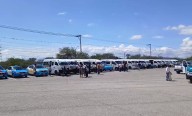 Al iniciar la Revista Vehicular en Tehuacán, decenas de vehículos se concentran en la Unidad Deportiva