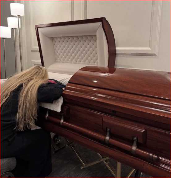 Charlie Kirk: Triste despedida de su viuda en el atúd