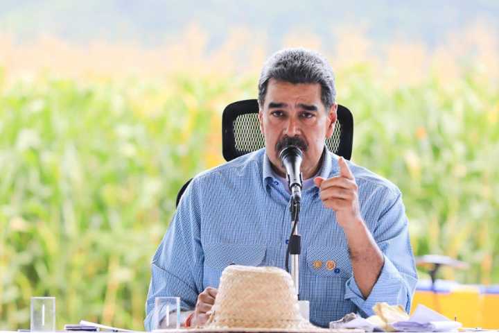 Maduro pone su fe en campesinos para "tomar las armas" y defender a Venezuela
