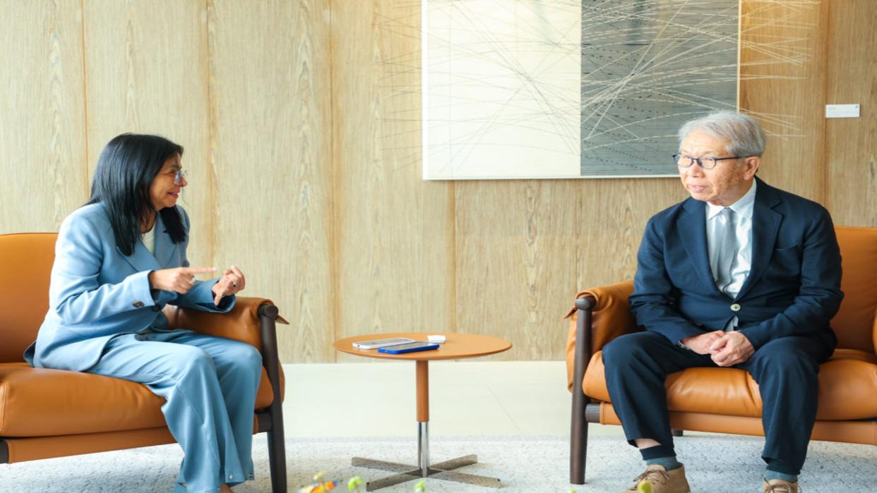 Vicepresidenta Rodríguez se reúne con arquitecto japonés Riken Yamamoto