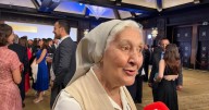 La emoción de la misionera española Milagros, que recibió en 1977 a Don Juan Carlos y Doña Sofía, y hoy a los actuales Reyes