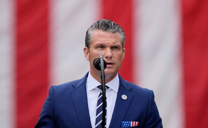 EU recuperará el "estándar masculino" en su Ejército sin "gordos" ni "barbudos", anuncia Pete Hegseth