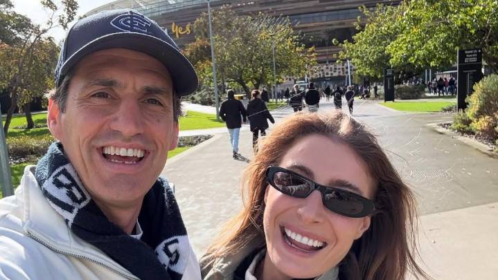 Andy Lee and Rebecca Harding visit Perth for Fremantle Dockers vs Carlton game and go on pub crawl