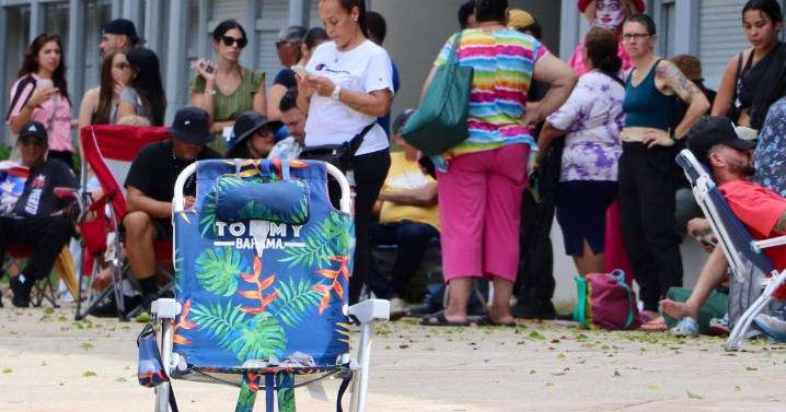 Bad Bunny en Puerto Rico: fanáticos madrugan en el Choliseo en busca de boletos
