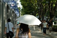 Si la pregunta es por qué hay tantos japoneses con paraguas por la calle, la respuesta es sencilla: por algo más que el sol