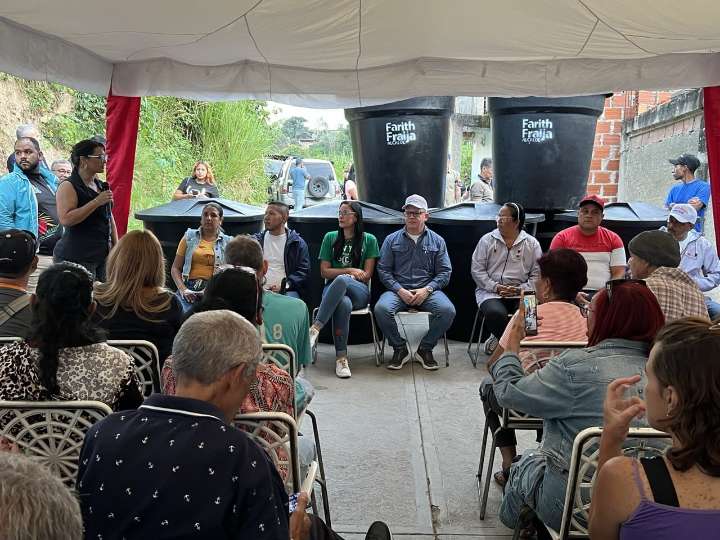 Entregan 90 tanques en sector La Matica de Los Teques para garantizar reserva de agua 