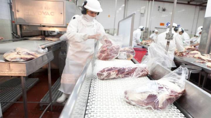 El Gobierno anunció que también eliminará las retenciones de carnes avícolas y bovinas hasta el próximo 31 de octubre