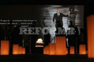 Rinde Milán homenaje a Giorgio Armani, 'Rey de la Moda'