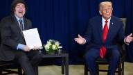 Trump sorprendió a Milei con una carpeta en su reunión: cuál era su contenido