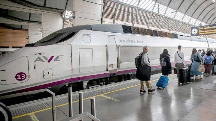 Una caída de los servidores de Adif provoca retrasos y caos informativo en los trenes de alta velocidad en Madrid