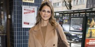 La princesa Magdalena de Suecia apuesta por el look con cárdigan y falda larga perfecto para entretiempo