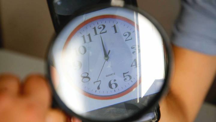 ¿Cómo impacta el cambio de hora a los niños?: Expertos entregan consejos para mitigar sus efectos