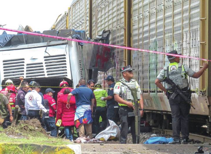 10 killed and 61 injured in Mexico after train crashes into bus