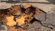 Mini socavón se abre en Las Palmas por fuga de agua; JMAS acudió para reparar