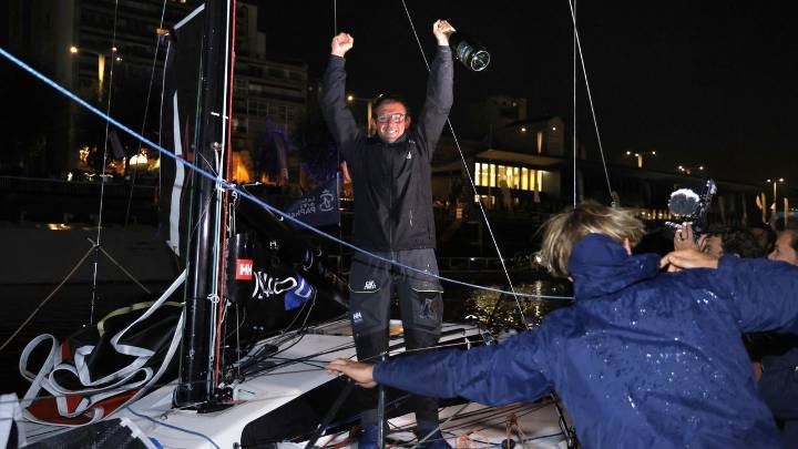 Hugo Cardon gana en Vigo la segunda etapa de la La Solitaire du Figaro Paprec