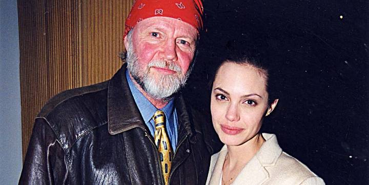 Angelina Jolie, sobre el divorcio de sus padres en 1976: "Mi madre estaba en un apartamento con sus hijos viendo en televisión cómo mi padre ganaba un Oscar acompañado de otra mujer"