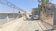Asesinan a madre frente a su hijo en casa de Tijuana, le colocaron un mensaje en su espalda antes de huir