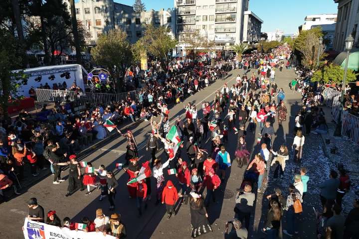 Carros alegóricos y comparsas llenaron de alegría las calles de Talca en la Fiesta de la Primavera