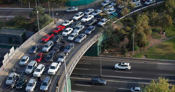Ex ministro de Ambiente demanda por daño ambiental a talleres que quitan filtro descontaminante de autos a diésel en Santiago