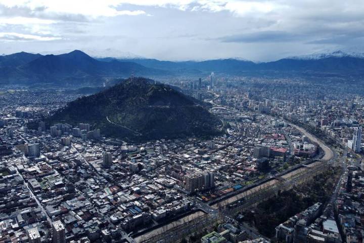 Sistema frontal: Revisa las zonas de país donde caerá lluvia este viernes