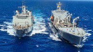 El Grupo ‘Dédalo-25’ de la Armada colabora con la US Navy para reabastecerse en alta mar