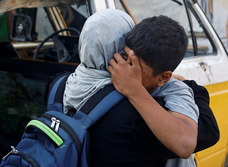 Tanks thrust deeper into Gaza, medics say many injured are trapped