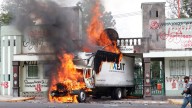 En aniversario 11 de Ayotzinapa queman camión en sede militar