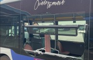 Rompen la luna lateral de un autobús urbano de TUA en Oviedo durante la jornada de huelga