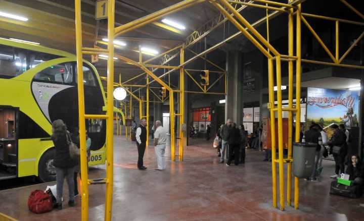 Quisieron robarle el celular a un pasajero en la Terminal de Omnibus