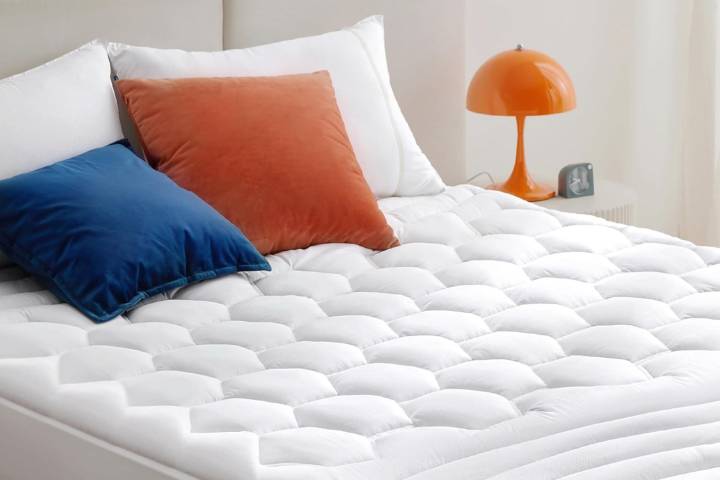 This $26 Amazon Mattress Topper Feels Like a ‘Fluffy Hotel Bed’