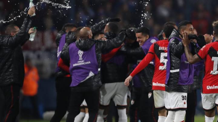 Atlético Goianiense expulsó a seis jugadores por una foto junto a actriz de cine para adultos
