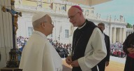 La respuesta del Papa León XIV al regalo de un obispo catalán: «Es muy adecuado para los jóvenes»
