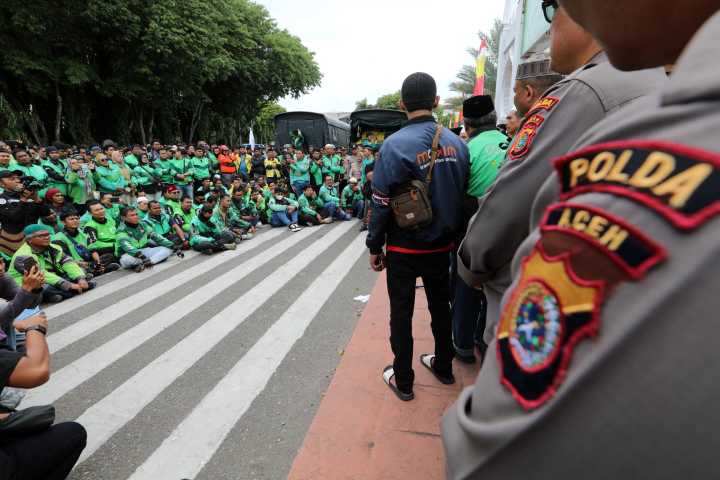 Las autoridades indonesias destituyen a un policía por la muerte de un manifestante