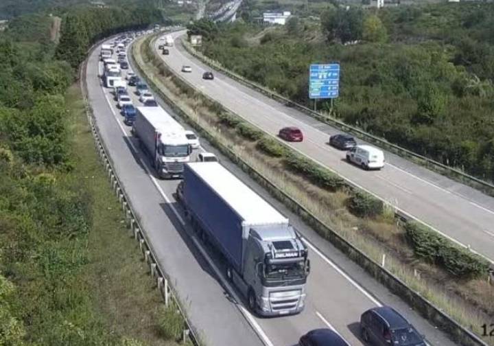 Retenciones en la autopista 'Y' a la altura de San Andrés de los Tacones por un accidente