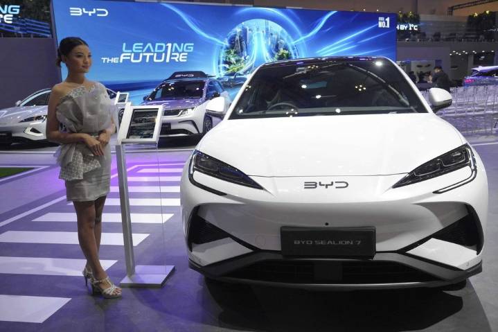 China tightens rules for electric vehicle exports by requiring permits from 2026