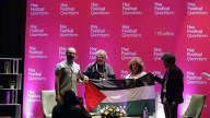 Extienden bandera Palestina en el Hay Festival Querétaro 2025 como muestra de solidaridad
