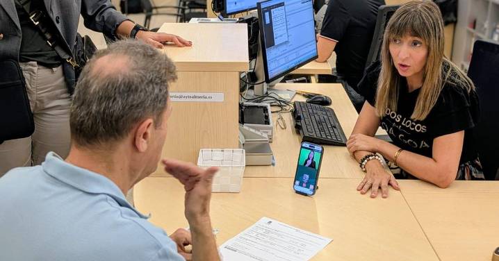 Más libertad para las personas sordas en Almería con una intérprete en el teléfono móvil