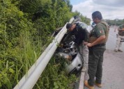 Vehículo chocó contra guarnición
