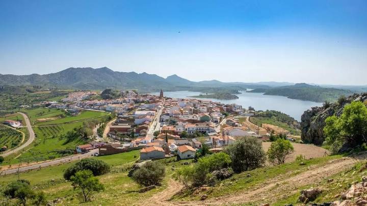 El pueblo extremeño con 700 habitantes y una lengua propia que te enamorará